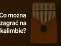 Drewniana kalimba z metalowymi listkami. Co można zagrać na kalimbie? To pytanie zadaje napis na zdjęciu.