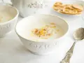Deliciosa sopa de almendras cremosa, espolvoreada con canela y almendras fileteadas.