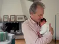 Dziadek tuli śpiące niemowlę. Może to właśnie ono sprawia, że roczne dziecko nie śpi w nocy, bo czeka na takie chwile?