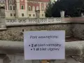 Pałac w Łącku zaprasza na zwiedzanie! Tablica informuje o cenach biletów do parku wewnętrznego: 2 zł normalny, 1 zł ulgowy.