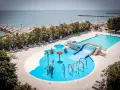 Rodzinna zabawa w wodnym świecie przy plaży w San Francesco Caorle: baseny, zjeżdżalnie i brodziki dla dzieci.