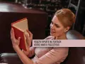 Kobieta czyta książkę, która jest oparta na faktach autentycznych. Warto zanurzyć się w historie, które wydarzyły się naprawdę.