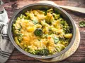 Leckerer Brokkoli-Auflauf ohne Vorkochen, überbacken mit geschmolzenem Käse und garniert mit frischer Petersilie.