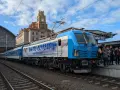 IC 3806 "Baltic Express" z napisem "Morze aż do Czech" na dworcu w Pradze.
