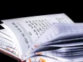 Otwarta księga z tekstem w języku hebrajskim, widoczny psalm 27 tekst.
