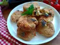 Polpette di melanzane in friggitrice ad aria, dorate e croccanti, con un ripieno filante. Perfette per un antipasto o un secondo leggero.