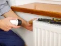 Jak zdjąć termostat z grzejnika? Poradnik krok po kroku i typy mocowań