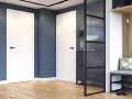 Nowoczesne drzwi Porta Vector U w holu z przeszkloną ścianką działową i ławką.