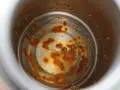 Intoxication eau gourde : intérieur rouillé d'une gourde, avec des dépôts orangés et de l'eau trouble.