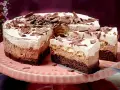 Schoko-Sahne-Torte: Ein Konditor-Meisterwerk mit drei Schichten Mousse, Biskuit und Schokostreuseln. Ein Traum für jeden Kuchenliebhaber, inspiriert von einem klassischen Rezept.