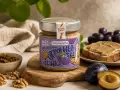 Krem orzechowo-śliwkowy na śniadanie, idealny dla osób na dieta fodmap. Na zdjęciu słoik z kremem, orzechy włoskie, śliwki i tost.
