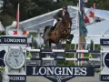 Le cavalier Cooper van de Heffinck et son cheval sautent un obstacle lors d'une compétition équestre.