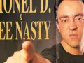 Lionel D. & Dee Nasty, pionniers du hip-hop français, posent ensemble. Dee Nasty, le premier rappeur français, pointe du doigt.