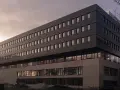 Neues Gebäude der Uni Bochum Jura im Bau, mit vielen Fenstern und moderner Fassade.
