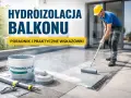 Fachowiec wykonuje izolację balkonu, używając wałka do rozprowadzenia masy. Na pierwszym planie wiadro z napisem "HYDROIZOLACJA".