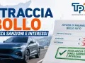 Auto blu su strada, con testo "STRACCIA BOLLO SENZA SANZIONI E INTERESSI". Avviso di pagamento bollo auto con sanzioni e interessi cancellati. Cosa succede se non si paga il bollo auto?