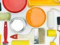 Pennelli, rulli e barattoli di vernice colorata, pronti per dipingere e come evitare i segni del rullo in controluce.