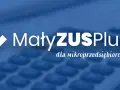Mały ZUS Plus 2026: biały symbol i napis na tle kalkulatora. Wsparcie dla mikrofirm.