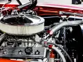 Motore cromato lucido, con filtro aria rotondo e tubi intrecciati. Un esempio di come si misurano i cavalli di un motore, con dettagli che ne esaltano la potenza.