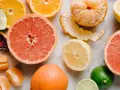 Cytrusy: pomarańcze, grejpfruty, cytryny, limonki i mandarynki. Kolorowy, soczysty przekrój owoców to perfecta fenomen c.
