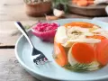 Pyszne galareta z kurczakiem i warzywami, idealna jako alternatywa co na obiad zamiast rosołu. Podana z chrzanem.