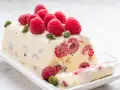 Pyszne semifreddo z malinami i pistacjami, idealne na letnie popołudnie. Ten przepis na semifreddo zachwyci każdego!