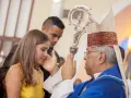 Biskup udziela sakramentu bierzmowania. Czy bierzmowanie jest potrzebne do ślubu? To pytanie zadaje sobie wielu młodych ludzi.