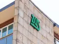Znak ZUS na budynku. Zastanawiasz się, jak umowa zlecenie wpływa na Twoją przyszłą emeryturę?