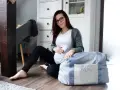 Gotowa na poród! Ciężarna kobieta z torbą, czyli wyprawka do szpitala czeka.