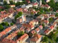 Widok z lotu ptaka na rynek z ratuszem i kamienicami w Sandomierzu, malowniczej części Kotliny Sandomierskiej.