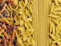 Kolorowy makaron fusilli, muszelki, spaghetti i penne. Wybór makaronu premium dla każdego smakosza.