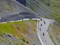 Motocykliści przemierzają kręte trasy w górach, ciesząc się wolnością i pięknymi widokami. To idealne miejsce na odkrywanie polskich tras motocyklowych.