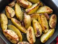 Patate al forno croccanti, dorate e profumate al rosmarino e aglio, pronte per essere gustate.