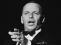 Frank Sinatra, Meister des Swing und der Popmusik, singt mit Leidenschaft ins Mikrofon. Seine Musikrichtung ist unverkennbar.