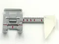 Pied presseur de machine à coudre avec guide pour vous aider à coudre droit.