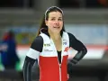 Kaja Ziomek Nogal, zawodniczka w stroju biało-czerwonym, zdeterminowana na lodowisku.