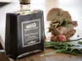 Butelka octu balsamicznego z Modeny obok kanapki i rukoli. Czy ocet balsamiczny jest zdrowy?