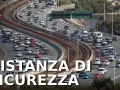 Traffico intenso su un'autostrada con molte auto e camion. Il testo "Distanza di Sicurezza" e "Guida" suggerisce l'importanza di rispettare le norme, come l'art. 149 cds.