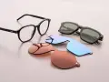 Occhiali da vista Hugo Boss AG con lenti intercambiabili: una montatura nera, lenti da sole marroni, azzurre e verdi.