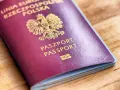 Polski paszport biometryczny, co to jest? Dokument z godłem Polski i symbolem biometrycznym.