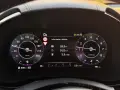 Na desce rozdzielczej widoczna kontrolka asystenta pasa ruchu, prędkościomierz pokazuje 40 km/h, a obrotomierz 1000 obr./min.