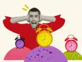 Przerażony mężczyzna z rękami na uszach, otoczony budzikami. Czy to fomo co to? Czas ucieka!