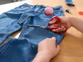 Jak obciąć jeansy? Mój przewodnik po modnych cięciach DIY.