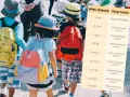 Dzieci z plecakami idą do szkoły. Tabela pokazuje, że 8 klasa to wiek 13-14 lat.