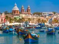 Kolorowe łodzie rybackie w porcie Marsaxlokk. Malta czy warto? Tak, warto zobaczyć to malownicze miejsce!
