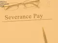 Okulary i długopis na dokumentach z napisami "Severance Pay" i "likwidacja stanowiska pracy odprawa".