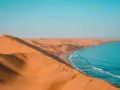 Piasek Namibii spotyka ocean. Niesamowite krajobrazy i ciekawostki o tym miejscu zapierają dech w piersiach.