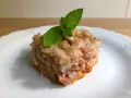 Deliciosa terrina de manitas de cerdo, con trozos tiernos y gelatinosos, coronada con una hoja de menta fresca.