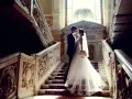 Para Młoda na marmurowych schodach z bogatymi zdobieniami. Idealne miejsce na ślub w Polsce, pełne elegancji i romantyzmu.
