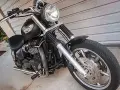 Czarny motocykl Triumph Speedmaster z chromowanymi elementami, gotowy na przygodę.